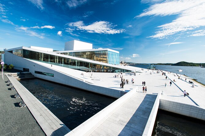 2-Hour Essential Oslo in the City Center Guided Walking Tour - Stop 2: The Royal Palace views from the city center