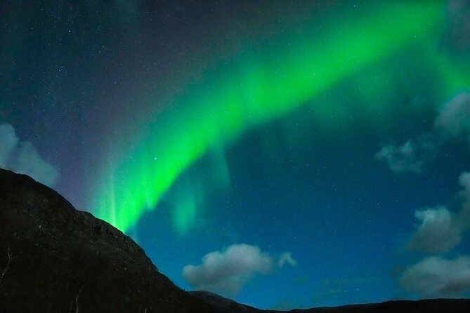 7 hours Tromsø Aurora Tour: Photos, snacks & warm drinks included - Group size, language, and how the pace stays friendly
