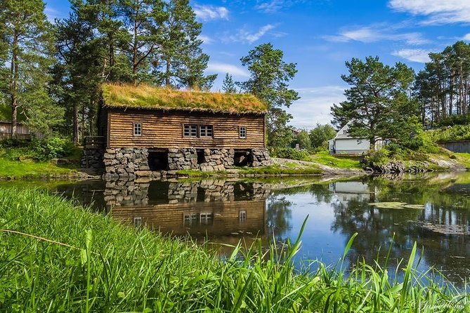 Alesund 3 hrs Private tour Medieval Village Sunnmore - Meeting at Ålesund rutebilstasjon and how the day stays simple