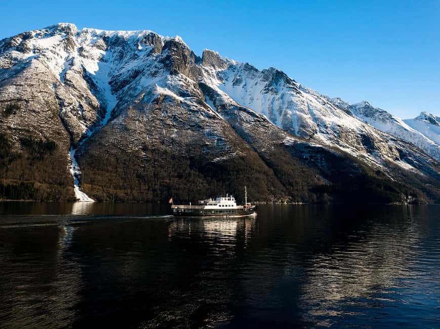 Ålesund: Fjord Tour with Lunch on MS Bruvik - Drinks, Snacks, and the Boat Bar Reality
