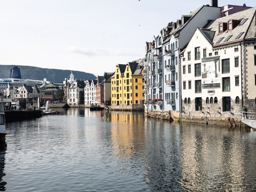 Ålesund: Guided Food Walking Tour - Meeting at Town Hall Square by Joachim Rønneberg statue