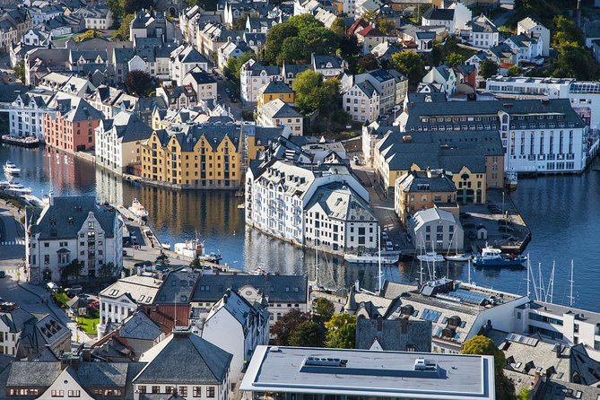 Alesund Shore Excursion: The Ultimate Sightseeing Tour - Alnes Lighthouse climb: the payoff, the stairs, and the possible inside-outside change