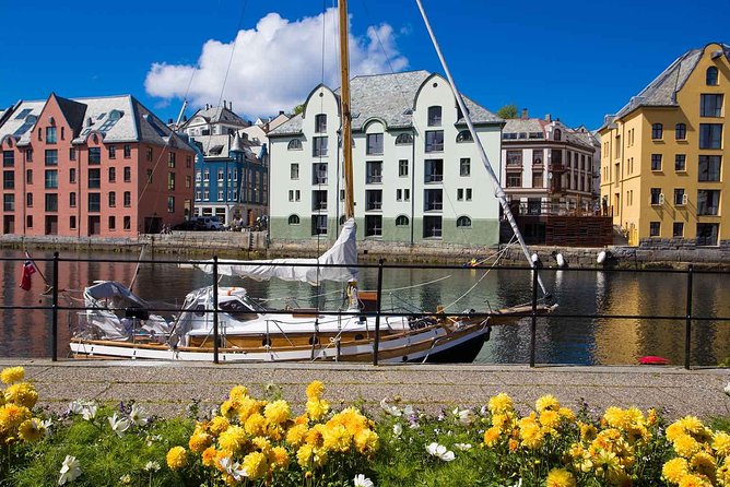 Alesund Shore Excursion: The Ultimate Sightseeing Tour - Sunnmøre Museum: old houses and boat houses you can actually walk through