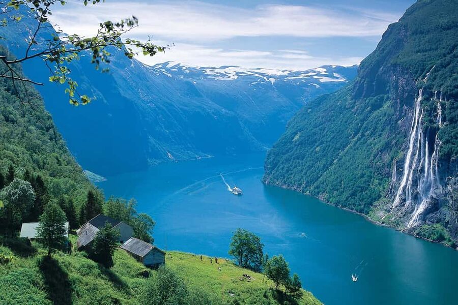 Ålesund to Geiranger Fjord Boat Tour with Return Bus Tour - The Hjørundfjorden boat cruise and the Øye photo stop