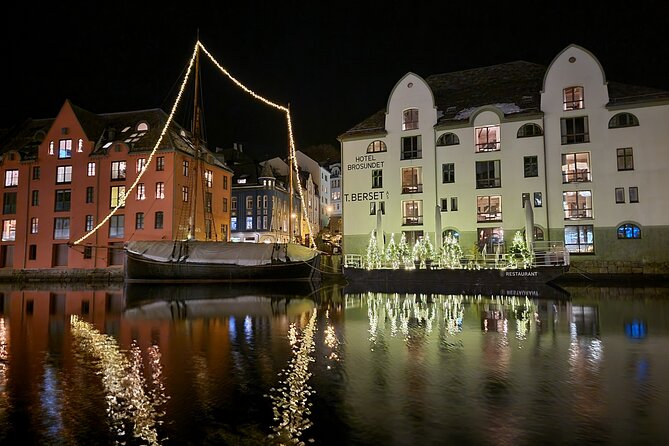 Ålesund Two Hour Walking City Tour - Stop 1: Byvandreren and the Harald Grytten statue