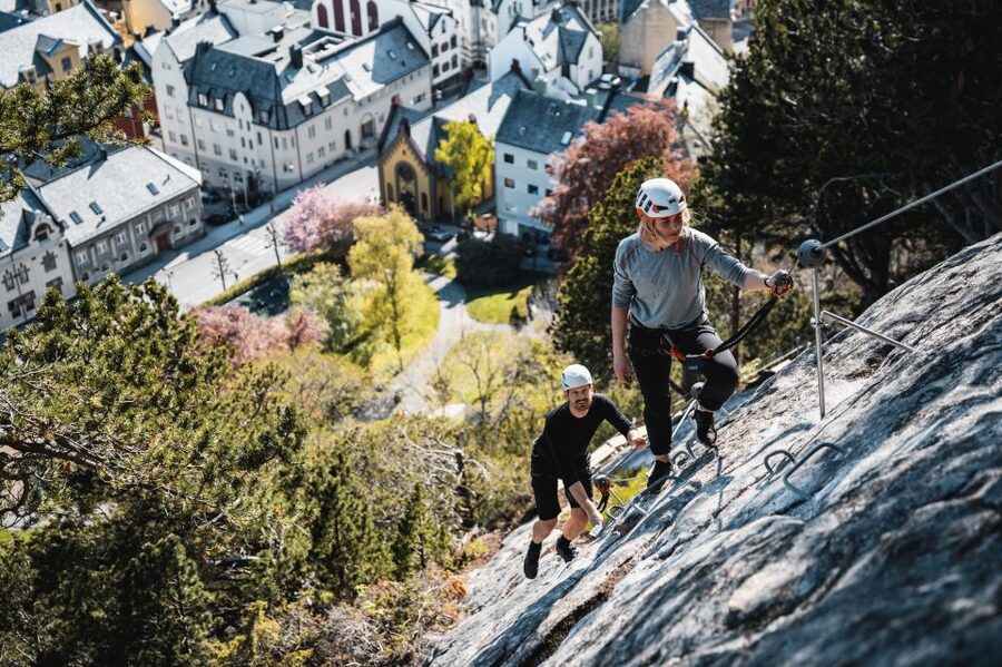 Ålesund: Via Ferrata tour - Meeting in the Ålesund park: find the blue cargo bike and flags