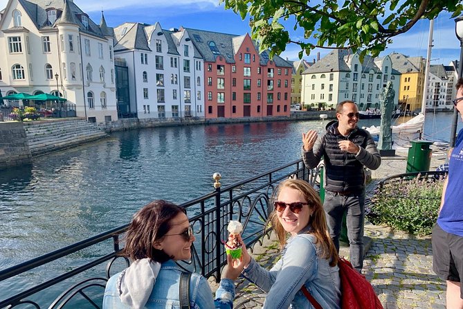Amazing city walk in Ålesund - Meeting at Rådhusplassen and finding your guide without stress