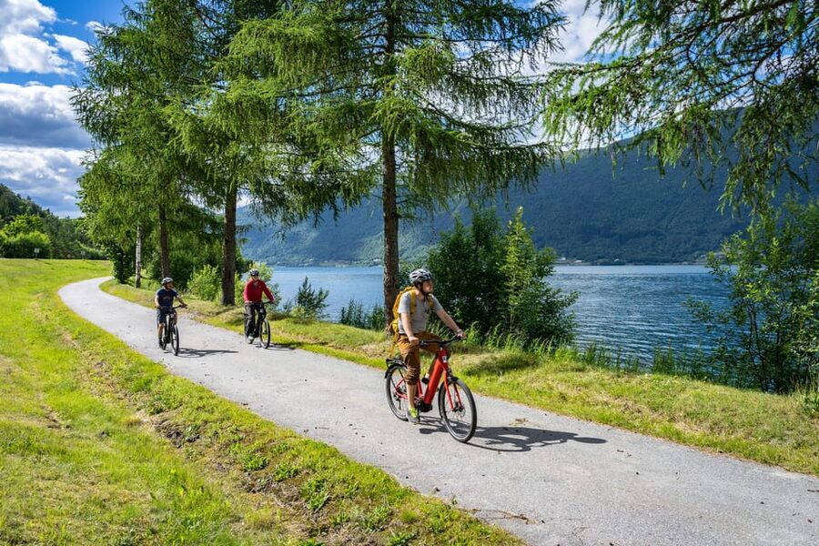 Andalsnes: Bike & Hike Adventure to Litlefjellet Summit - Starting at Uteguiden Åndalsnes: quick briefing, quick launch
