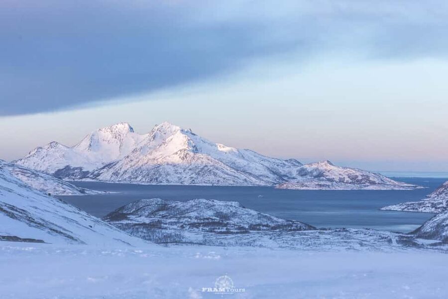 Arctic hike on Kvaløya Island with drinks and snacks - Your guide and photographer: seeing Norway while you walk