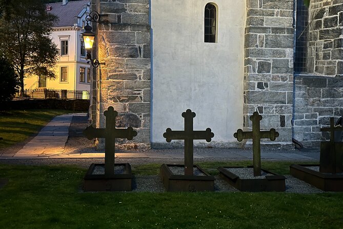 Audio Walking Tour in Bergen Famous Ghosts Location - Torgallmenningen: the fire-break square with burned-in stories
