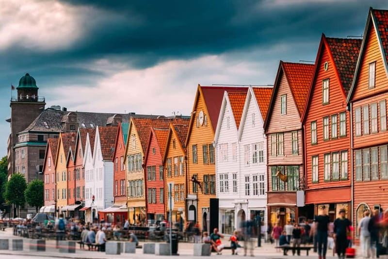 Bergen: Authentic Morning Walking Tour - Music Pavilion Start, Red Umbrella, and the Best First 10 Minutes