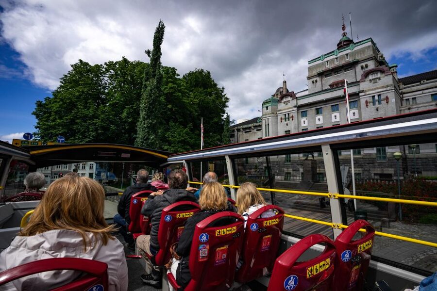 Bergen: City Sightseeing Hop-On Hop-Off Bus Tour - Audio guide: headphones make the city easier to read