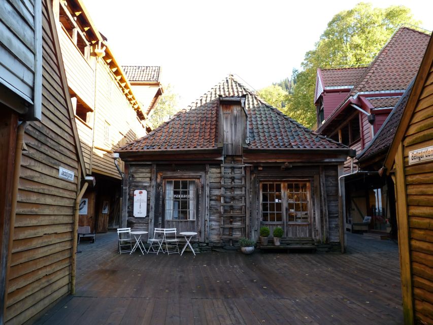 Bergen: City Tour on Foot - Starting at Tourist Information, then heading straight to the harbor mood