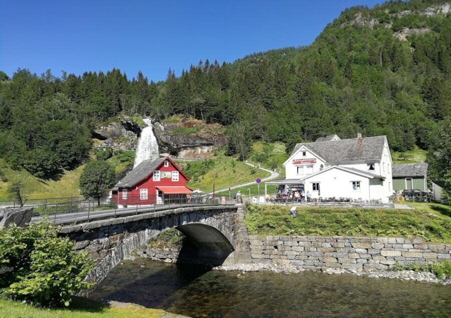 Bergen: Hardangerfjord, Voss Gondola & 3 Great Waterfalls - The Vøringsfossen viewpoint: famous for a reason