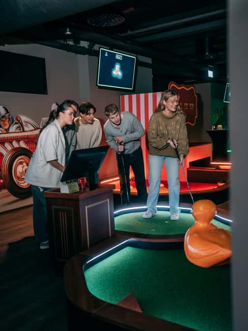 Bergen: High-Tech Minigolf in Top Bergen Activity Bar! - A modern activity bar in Bergen, with minigolf at the center