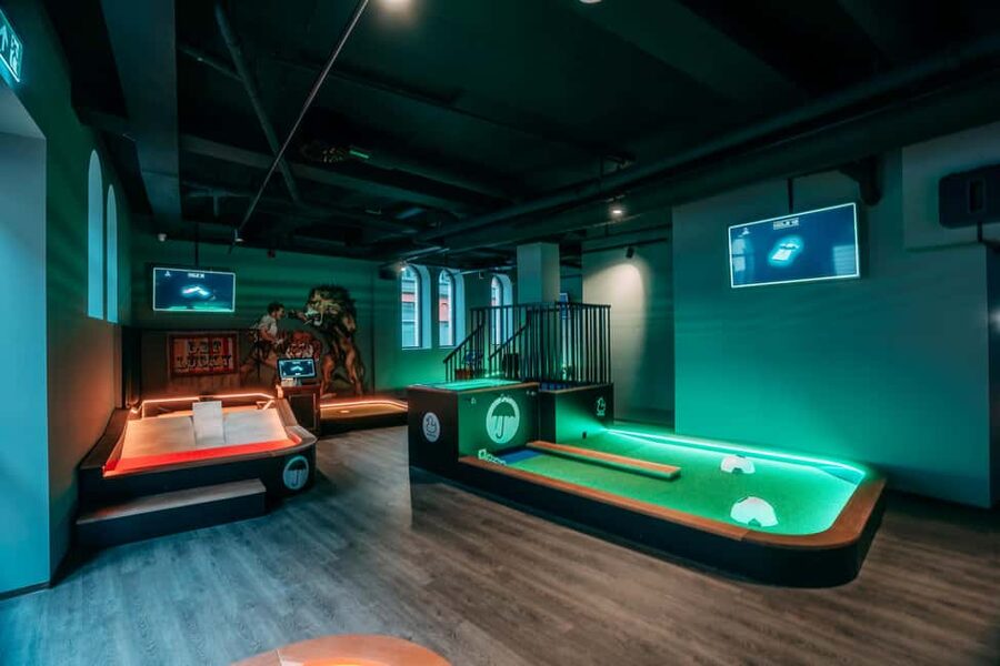 Bergen: High-Tech Minigolf in Top Bergen Activity Bar! - Beyond minigolf: shuffleboard and pool in the same venue