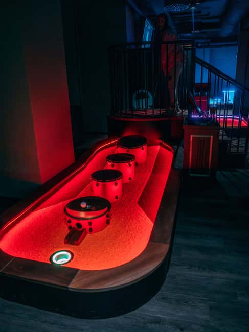 Bergen: High-Tech Minigolf in Top Bergen Activity Bar! - The 18-hole high-tech minigolf, two courses, digital scores on screens