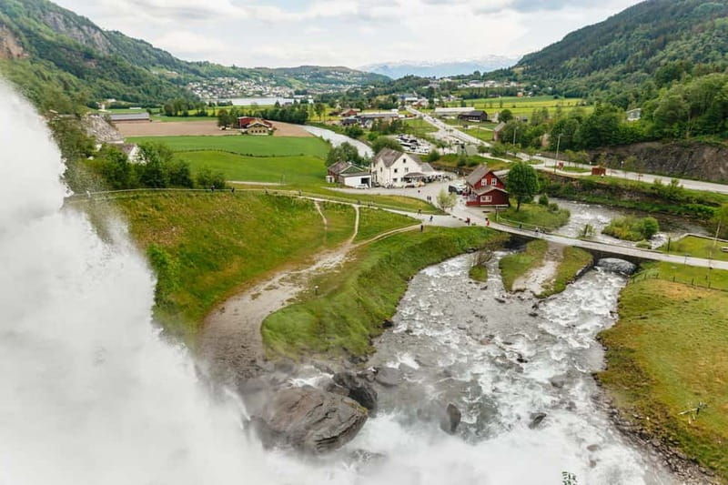 Bergen: Old Town and Waterfalls Guided Tour with Waffles - Key Things That Make This Tour Work