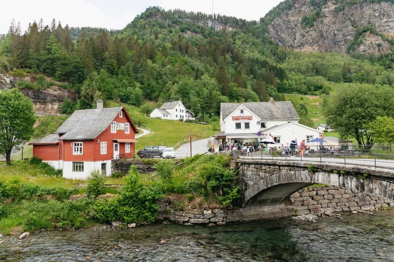 Bergen: Old Town and Waterfalls Guided Tour with Waffles - Getting Picked Up in Bergen (and Why the Start Matters)