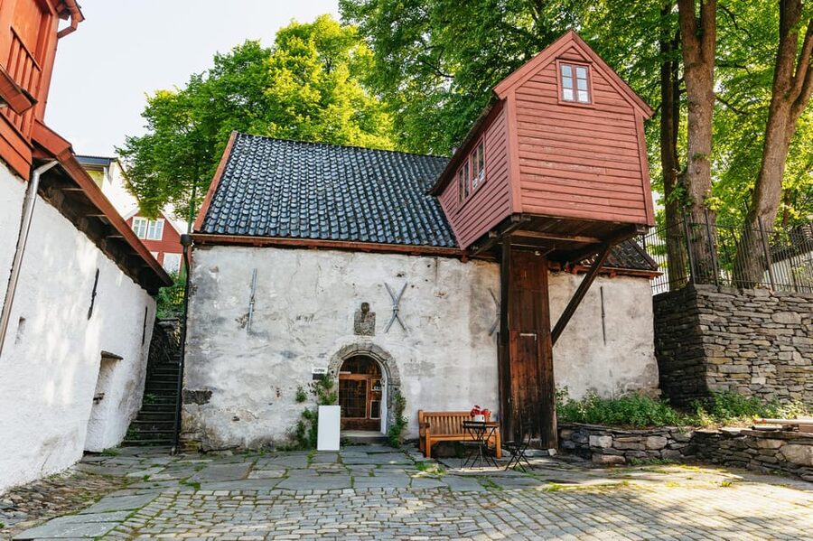Bergen: Past & Present Small Group Guided Walking Tour - Streets like Wesenbergsmauet, Fjellgaten, and Skostredet