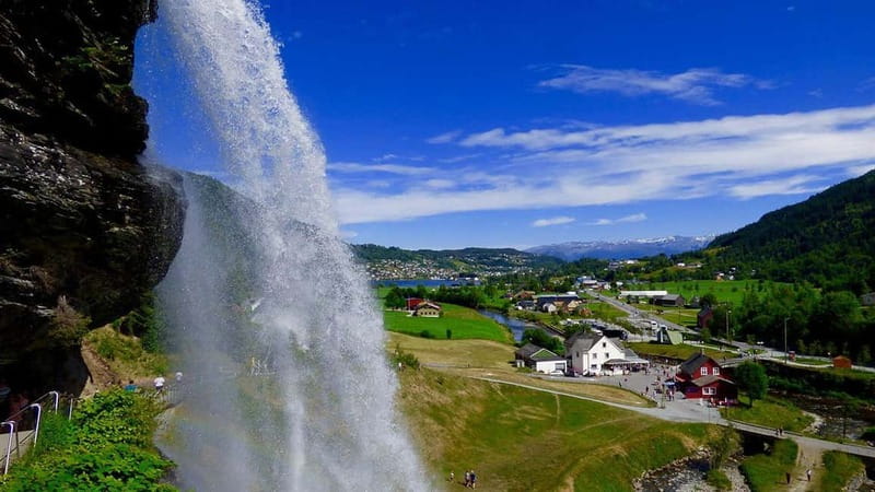 Bergen: Power of Vøringsfossen – our Most Iconic Waterfall - Vøringsfossen from the footbridge: the 182-meter wow moment