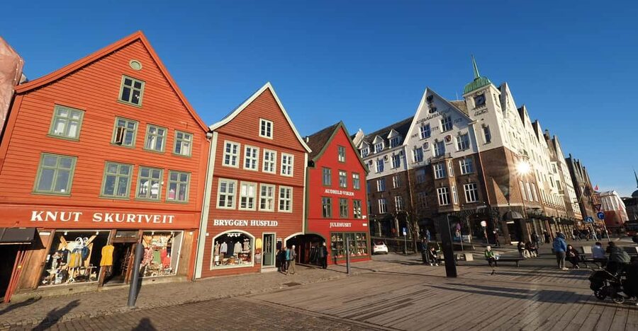 Bergen: Private tour in your own language - Festplassen to the harbor views: your orientation stop