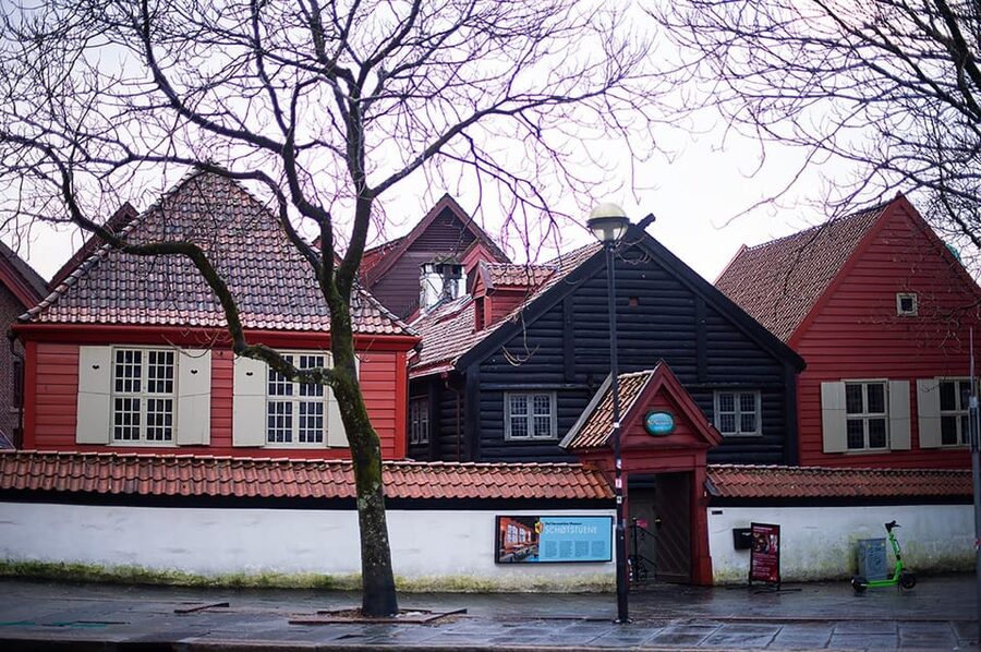 Bergen: Private tour in your own language - Bergenhus Fortress: old stones, clear time limits