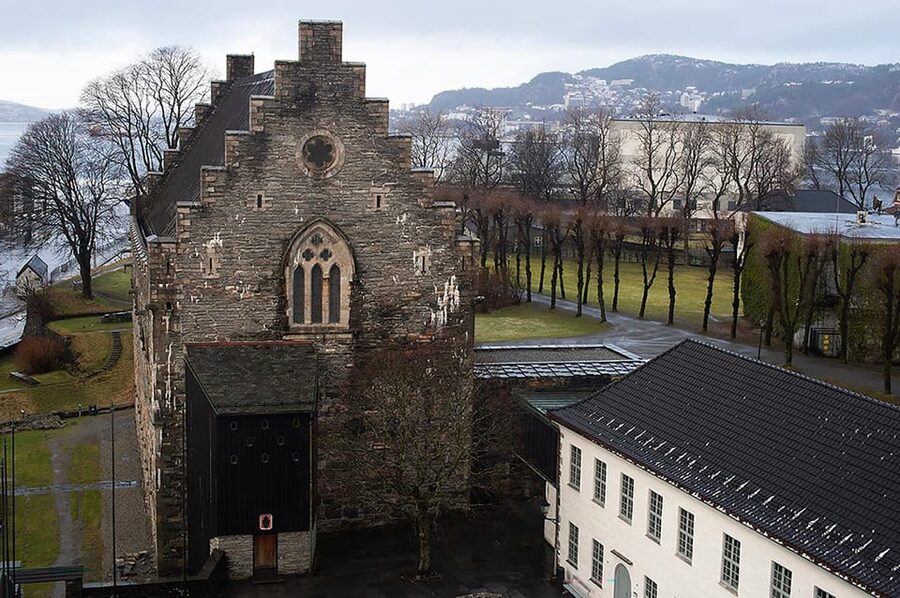 Bergen: Private tour in your own language - St. Mary’s Church and the National Scene theater, seen the smart way