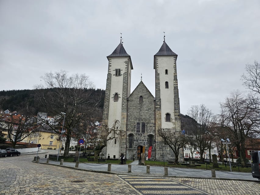 Bergen's Twilight Magic: An Evening Adventure - Bergen’s Alley Maze, Lantern Light, and Smart Detours