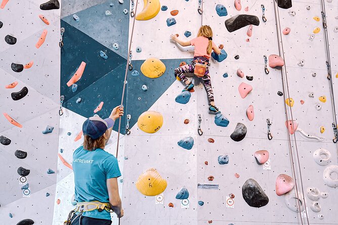 Climbing in Mørkvedhallen Klatresenter - Break Time at the Café, and How to Think About Cost
