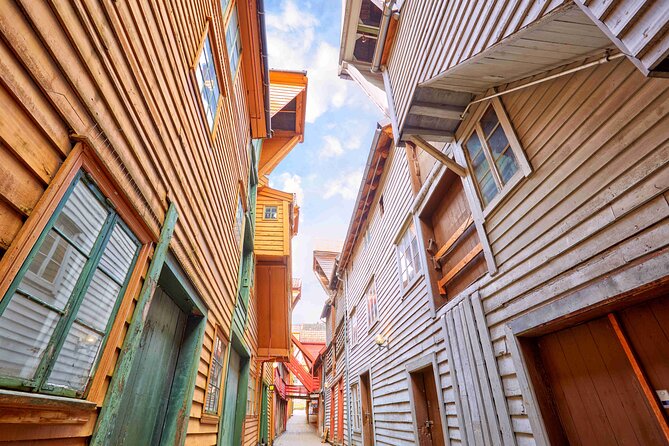 Discover Bergen on Foot and Boat - Finding the Fish Market meeting spot at Tourist Information Bergen