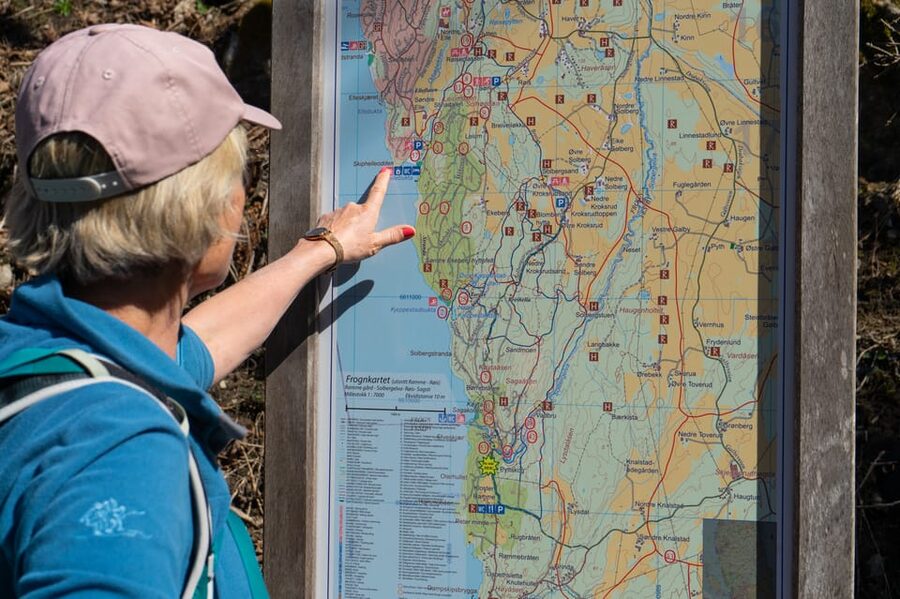 Drøbak: Guided walk along the coastal path and the forest - The hike rhythm: woods to fjord, with a moderately challenging 10 km route