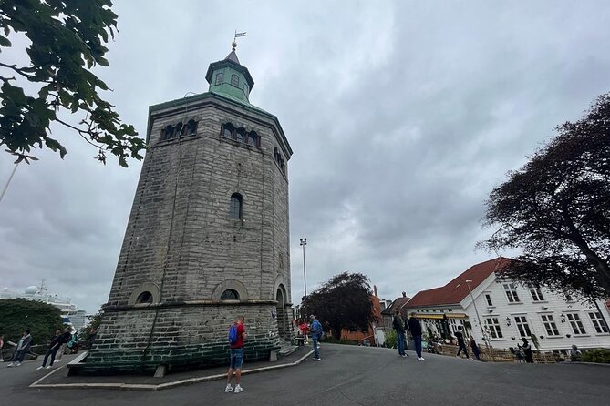 e-Scavenger hunt Stavanger: Explore the city at your own pace - Ledaal, Stavanger Theater, and the tucked-in street called Paseo por la calle