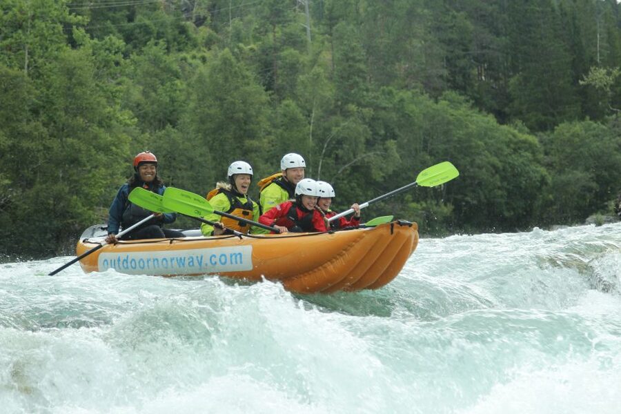 Family Rafting - Voss - Scenic breaks that keep the day from feeling like work