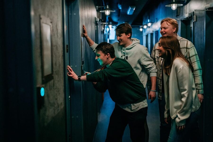 Fangene på Fortet Bergen: Prison Island Adventure Escapegame - Communication and language: the game in English