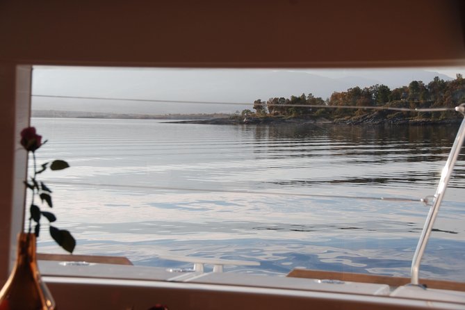 Fjord Cruise with Luxury Catamaran in Tromso - A 3-hour Tromso catamaran cruise that stays personal (and comfortable)
