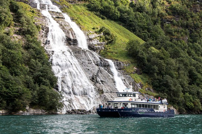 Fjordcruise Ålesund Geirangerfjord T/R - The catamaran run: 3 hours out, 3 hours back, and room to move