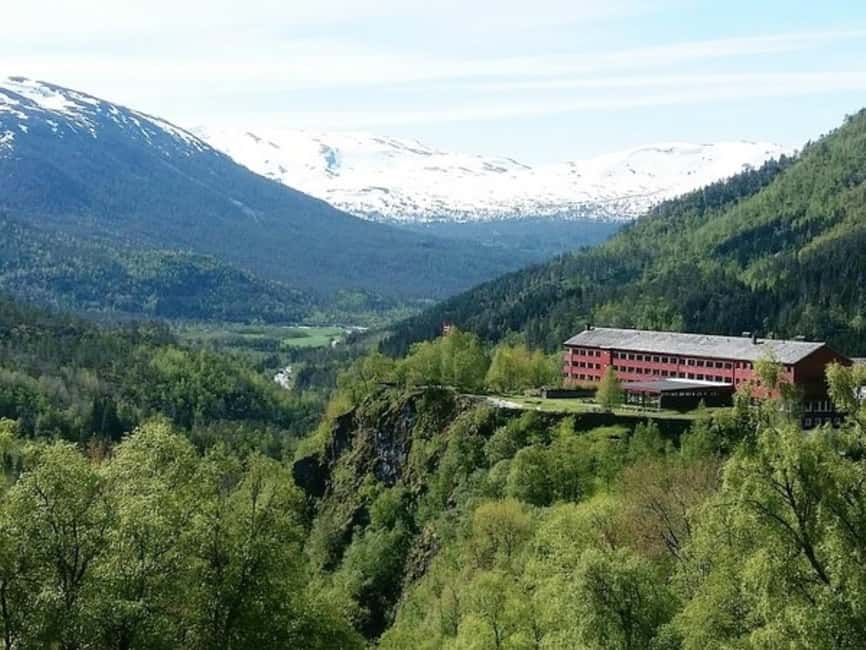 Flåm: Tvinde Waterfalls, Stalheimskleiva Hike & Gudvangen - Getting to the bus in Flåm without stress