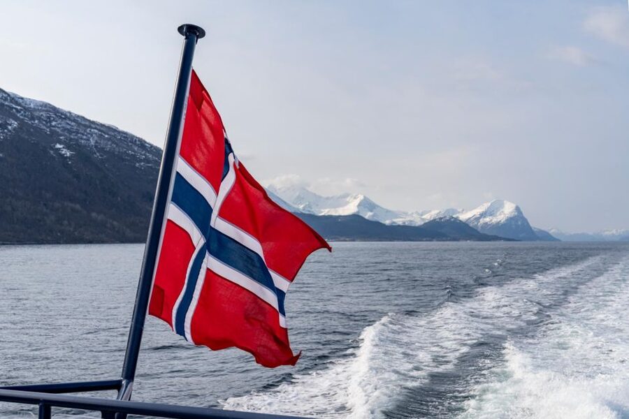 From Ålesund: Winter Fjord Cruise to Geirangerfjord - Food, snack stops, and keeping warm without turning the day into a meal plan