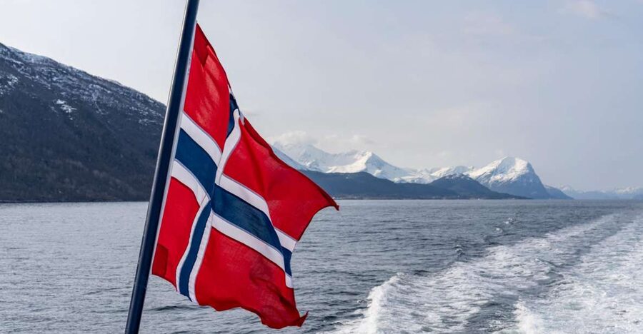 From Ålesund: Winter Fjord Cruise to Geirangerfjord - Entering the Geirangerfjord when it is cold and quiet