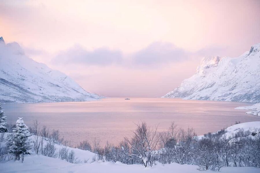 From Tromsø: Arctic Roadtrip Small Group 4x4 Van - Kvaløya and Sommarøy: the Arctic scenery you can reach fast from Tromsø