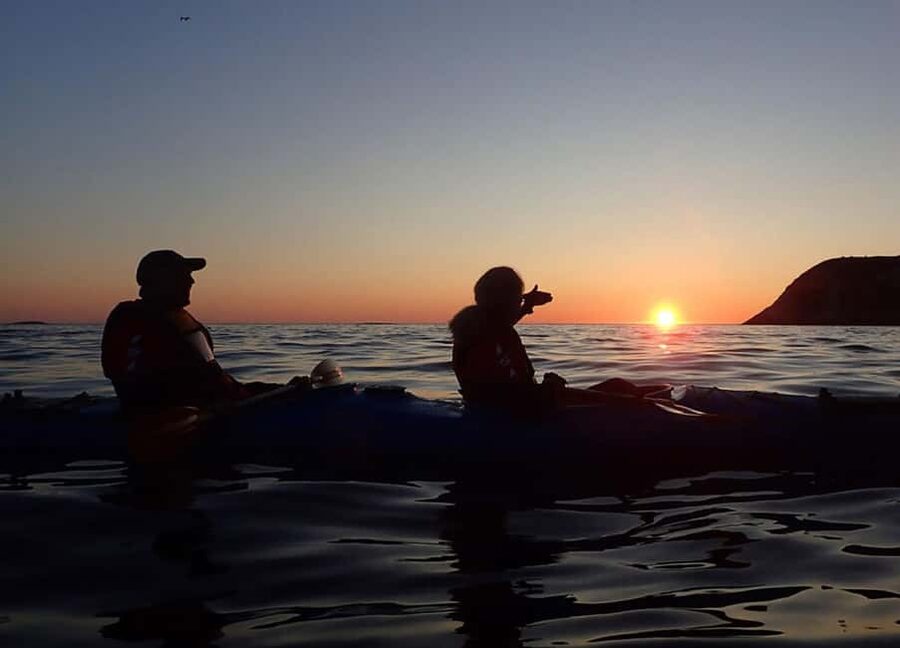 From Tromsø: Sommarøy Midnight Sun Sea Kayaking Tour - How the midnight sun changes the paddle