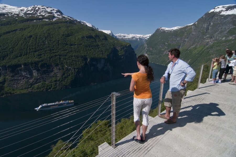 Geiranger: Bus Tour with Multilingual Audio Guide - Why this Geiranger bus tour feels like the smart option