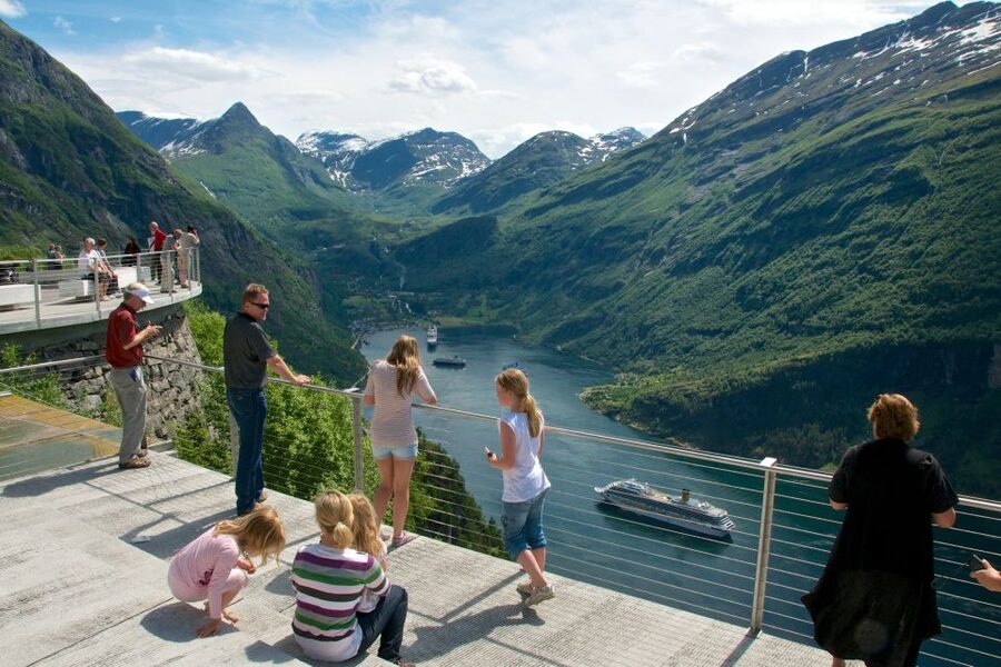 Geiranger: Dalsnibba, Flydalsjuvet, Eagle Bend & Fjords Tour - Djupvatnet Lake: A Reset Between High Points