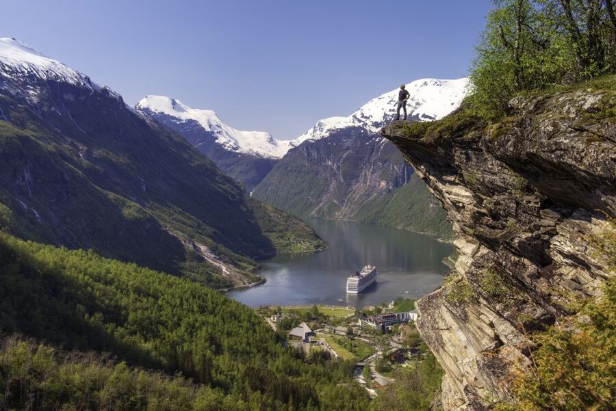 Geiranger: Dalsnibba, Flydalsjuvet, Eagle Bend & Fjords Tour - Coach Comfort and the Live English Commentary