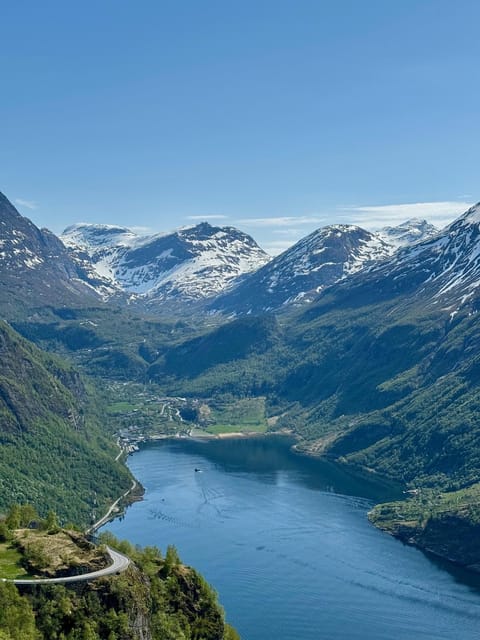 Geiranger Dalsnibba: mini bus tour - Meeting at Geiranger Pier, finding the green jacket fast