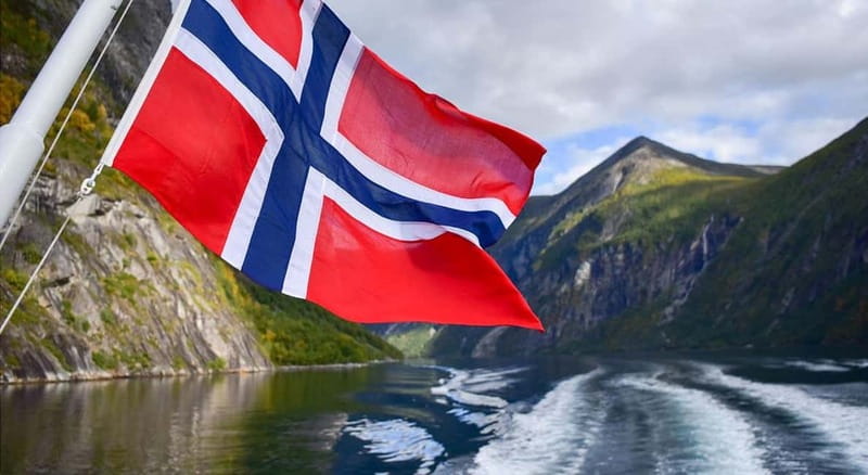 Geiranger: Fjord and Waterfalls Sightseeing Boat Trip - Wildlife spotting and photo tips for fjord reflections and waterfall spray