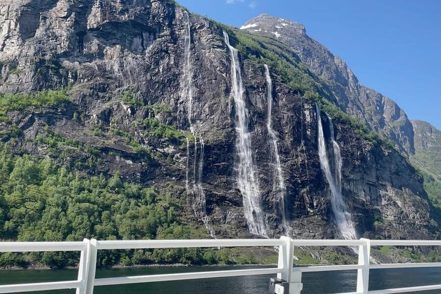 Geiranger Fjord Boat Tour with Waterfall Tasting - Itinerary in real time: how the hour is spent