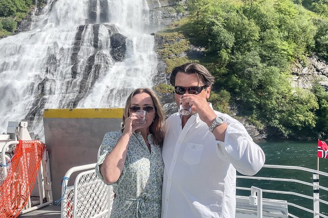 Geiranger Fjord Tour with Waterfall Tasting - Stop 2: Seven Sisters, 10 minutes to get the shots