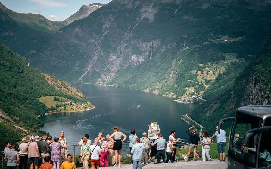 Geiranger: Panorama Bus Tours 1,5/2hr (Highlights viewpoint) - Riding Up to Flydalsjuvet, Where the Fjord Opens Wide